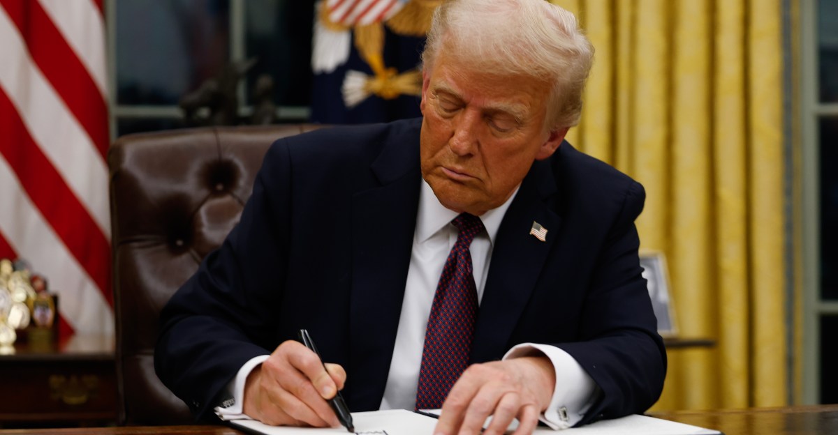 trump-mengumumkan-visa-pekerja-terampil-sekarang-akan-menelan-biaya-$-100.000