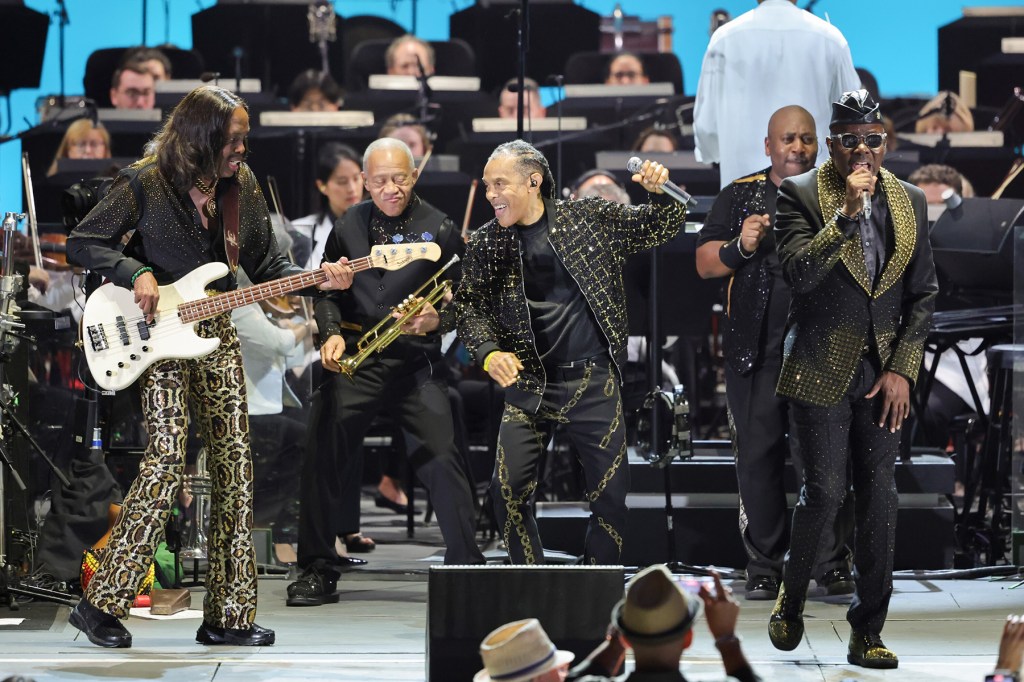 let’s-groove:-5-sorotan-dari-grammy-salute-to-earth,-wind-&-fire
