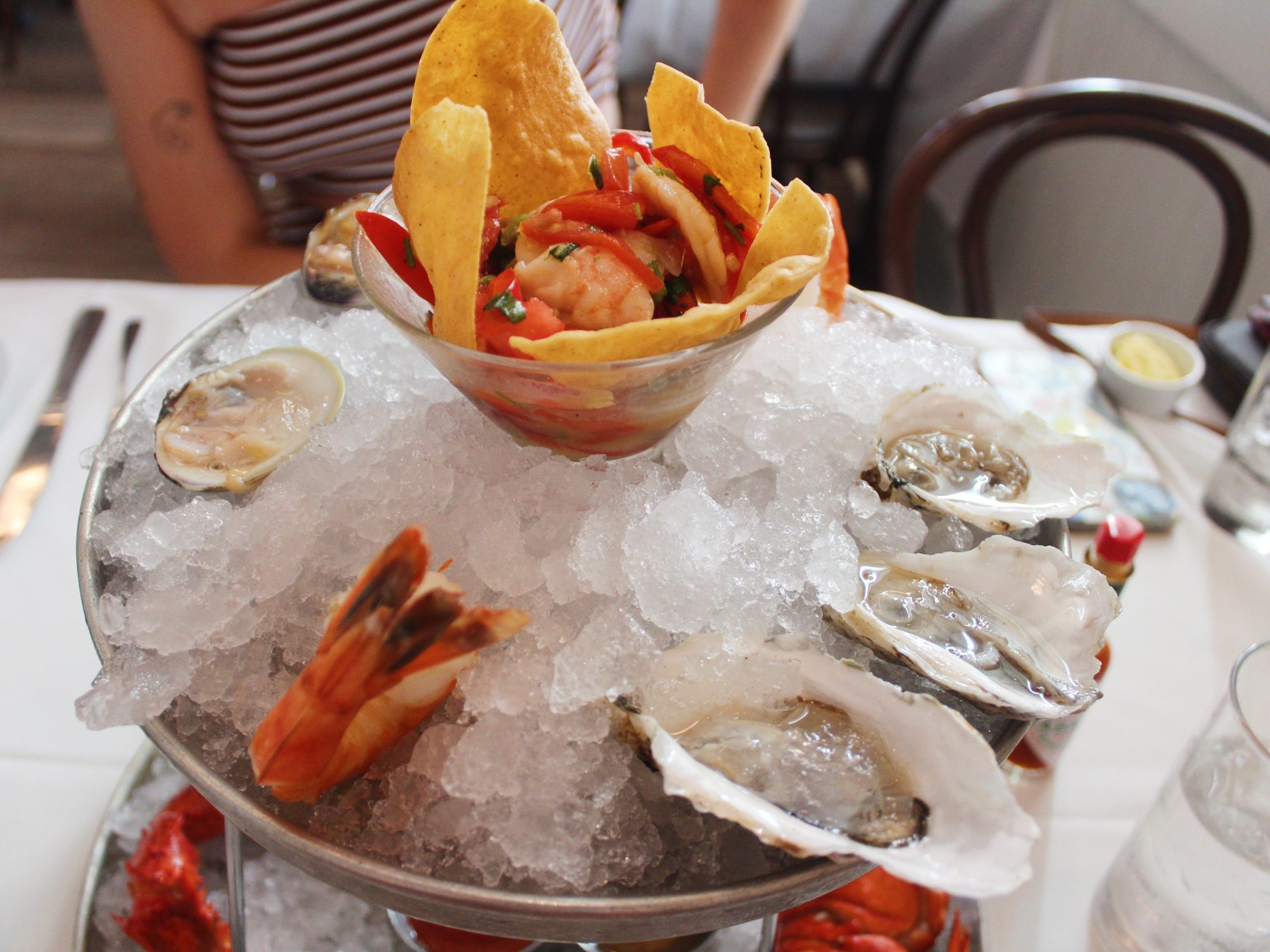 saya-makan-malam-di-dock’s-oyster-house,-sebuah-restoran-seafood-berusia-128-tahun-menara-makanan-laut-seharga-$-47-bernilai-setiap-dolar.