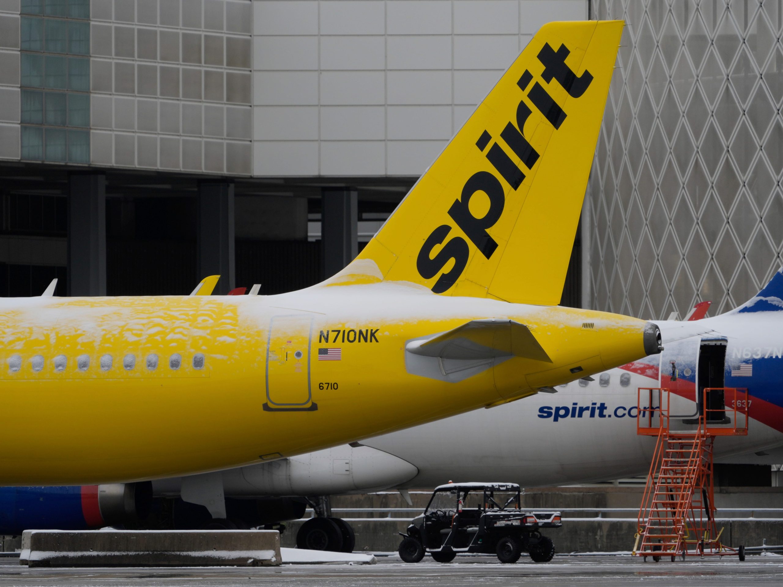 spirit-telah-menguasai-penerbangan-dan-meminta-pilot-untuk-mengambil-pemotongan-gaji-sekarang-ini-adalah-1800-pramugari.