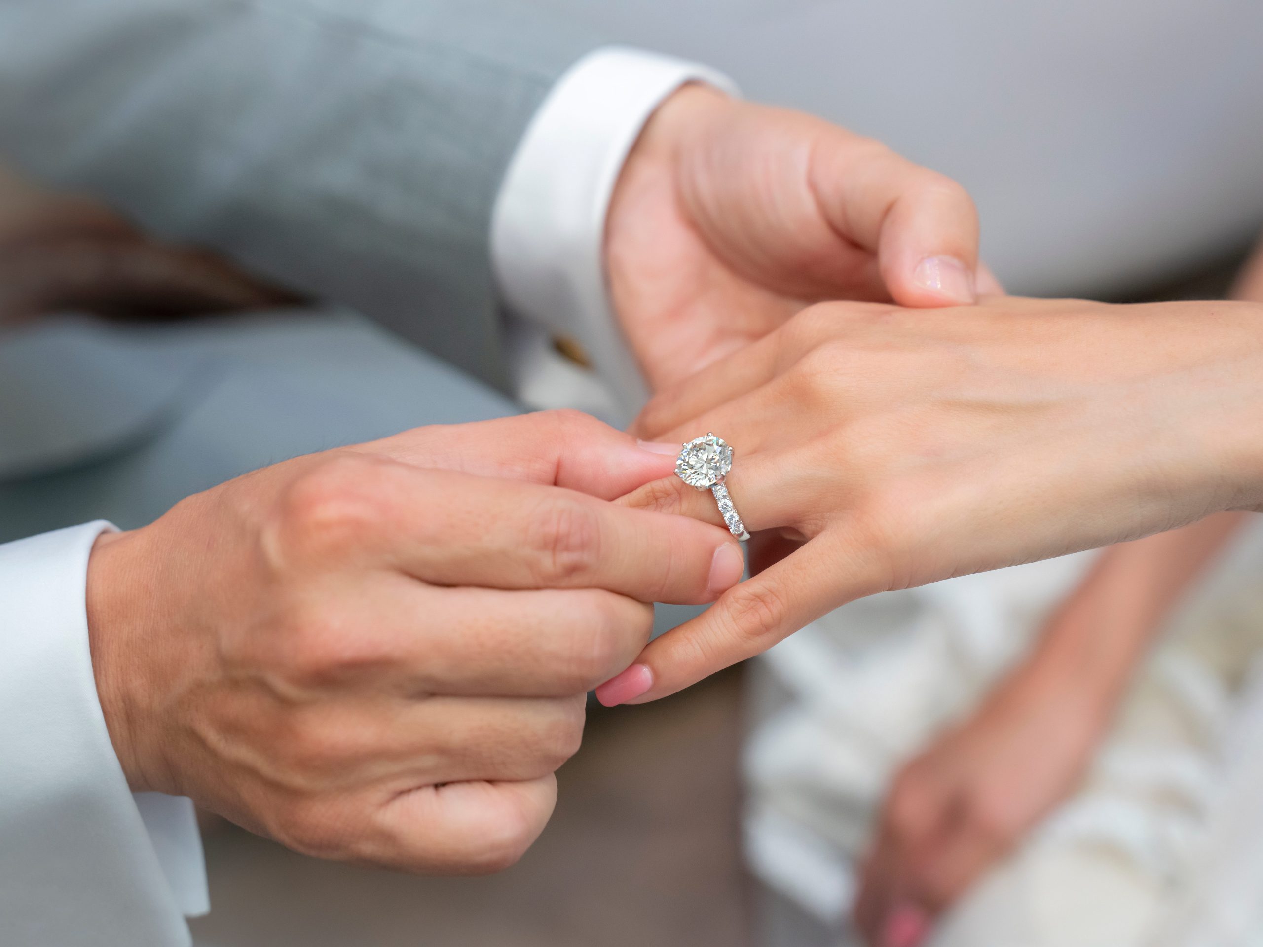 2-gaya-cincin-pertunangan-yang-paling-tidak-praktis,-menurut-perhiasan-pribadi