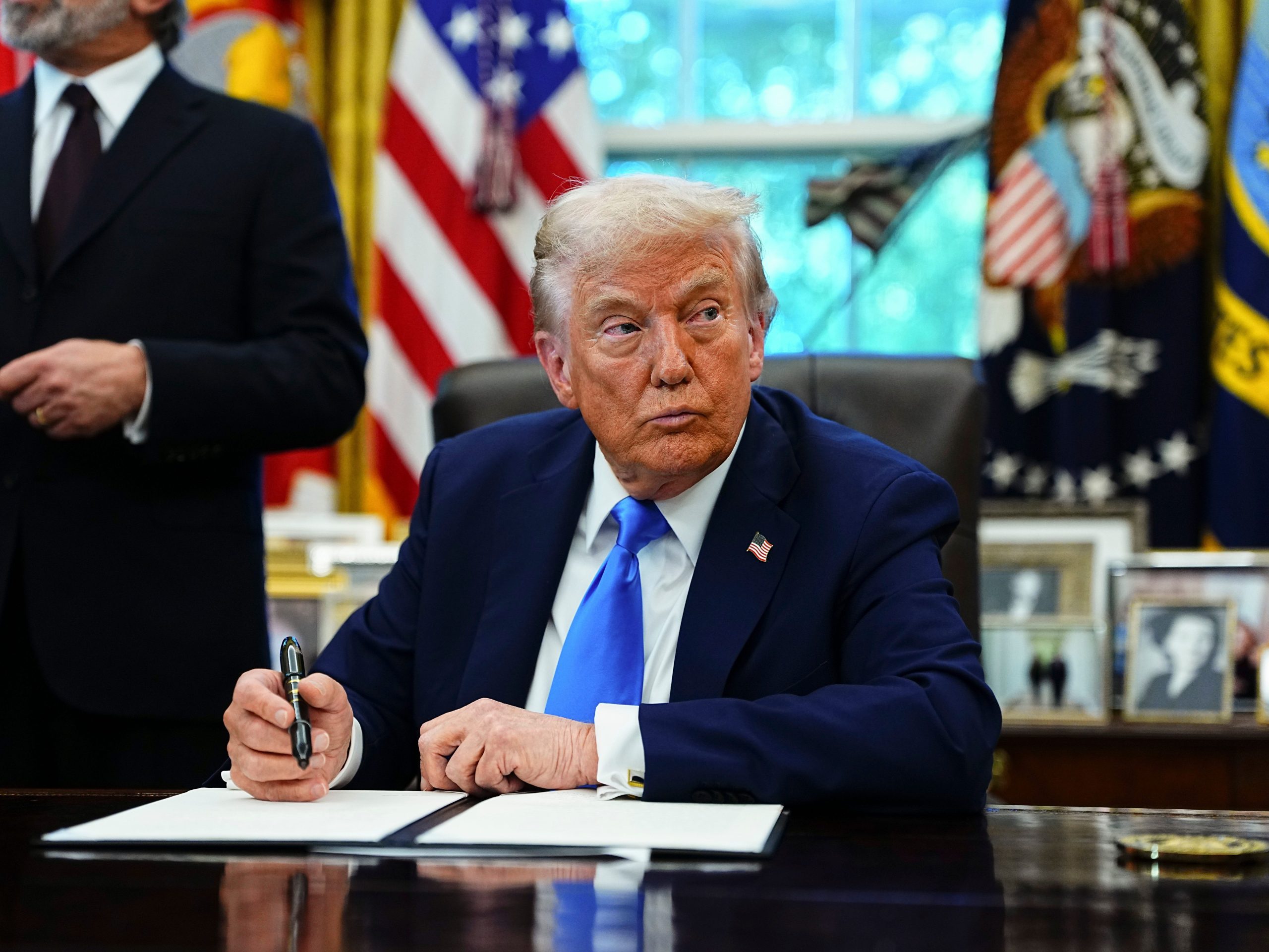 biaya-visa-h-1b-baru-trump-dapat-membebani-perusahaan-lebih-dari-$-100-ribu-inilah-dampak-potensial-di-seluruh-industri.