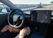 Tesla mendesak pengemudi mengantuk untuk menggunakan ‘self-driving penuh’. Itu bisa sangat salah