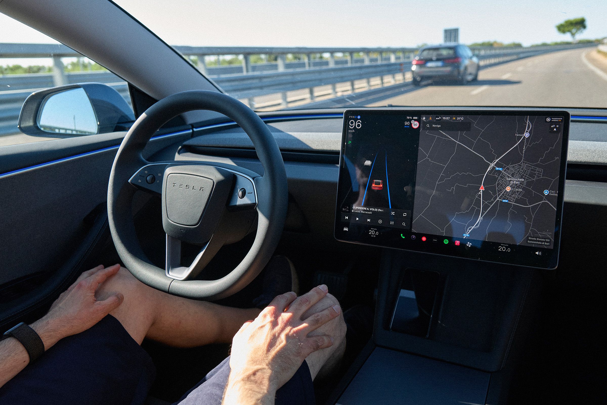 tesla-mendesak-pengemudi-mengantuk-untuk-menggunakan-‘self-driving-penuh’.-itu-bisa-sangat-salah