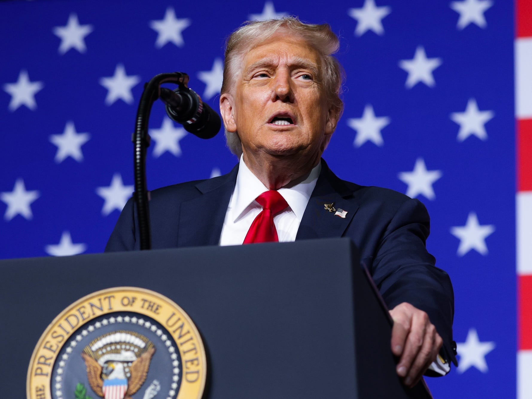 trump-mengumumkan-situs-web-pembelian-obat-‘trumprx’-bersama-ceo-pfizer