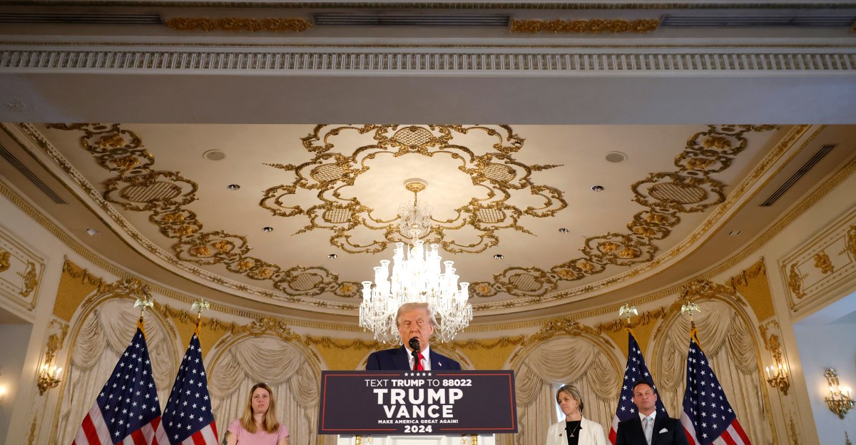trump-menggulung-youtube-untuk-membayar-ballroom-nya