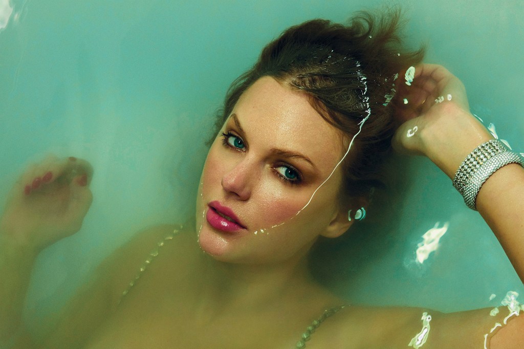 taylor-swift-menambahkan-trek-bonus-akustik-pada-empat-varian-cd-‘life-of-a-showgirl’-baru