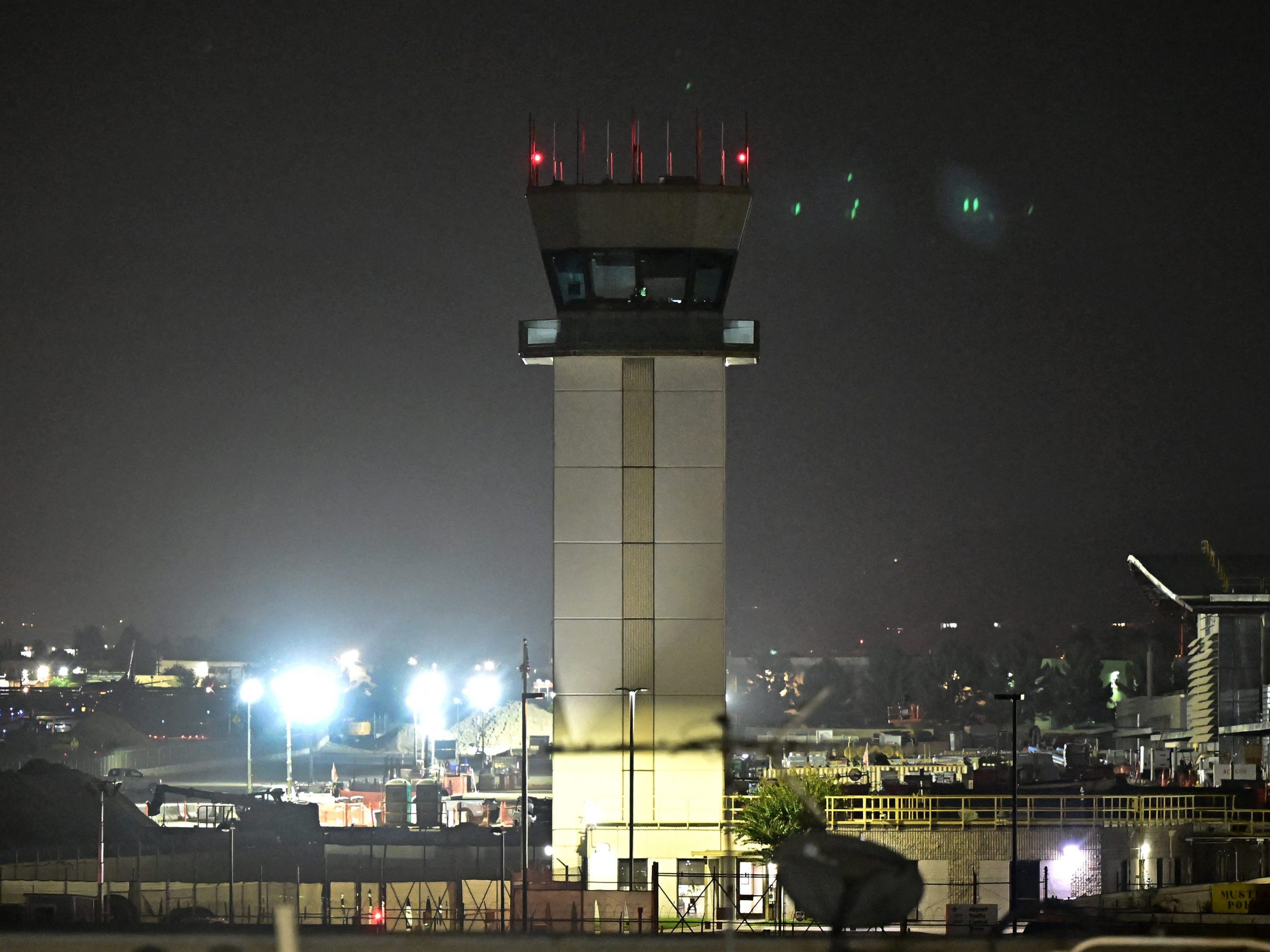 bandara-la-ditinggalkan-tanpa-pengontrol-lalu-lintas-udara-selama-6-jam-karena-penutupan-pemerintah-menyebabkan-kekacauan-perjalanan