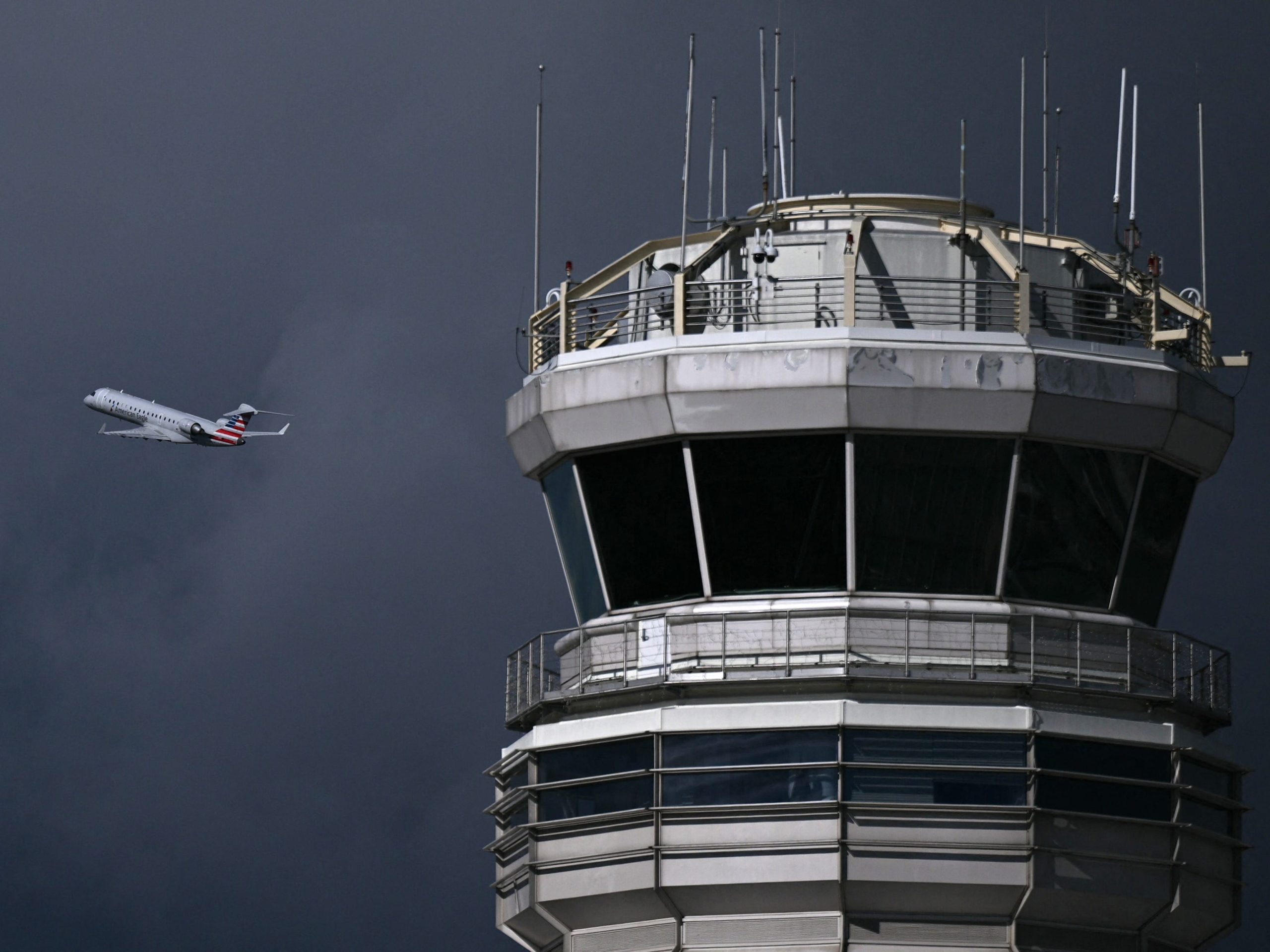 jika-anda-terbang-selama-penutupan-pemerintahan,-kemungkinan-anda-akan-tertunda-10-kali-lebih-besar-karena-kekurangan-staf-dibandingkan-biasanya