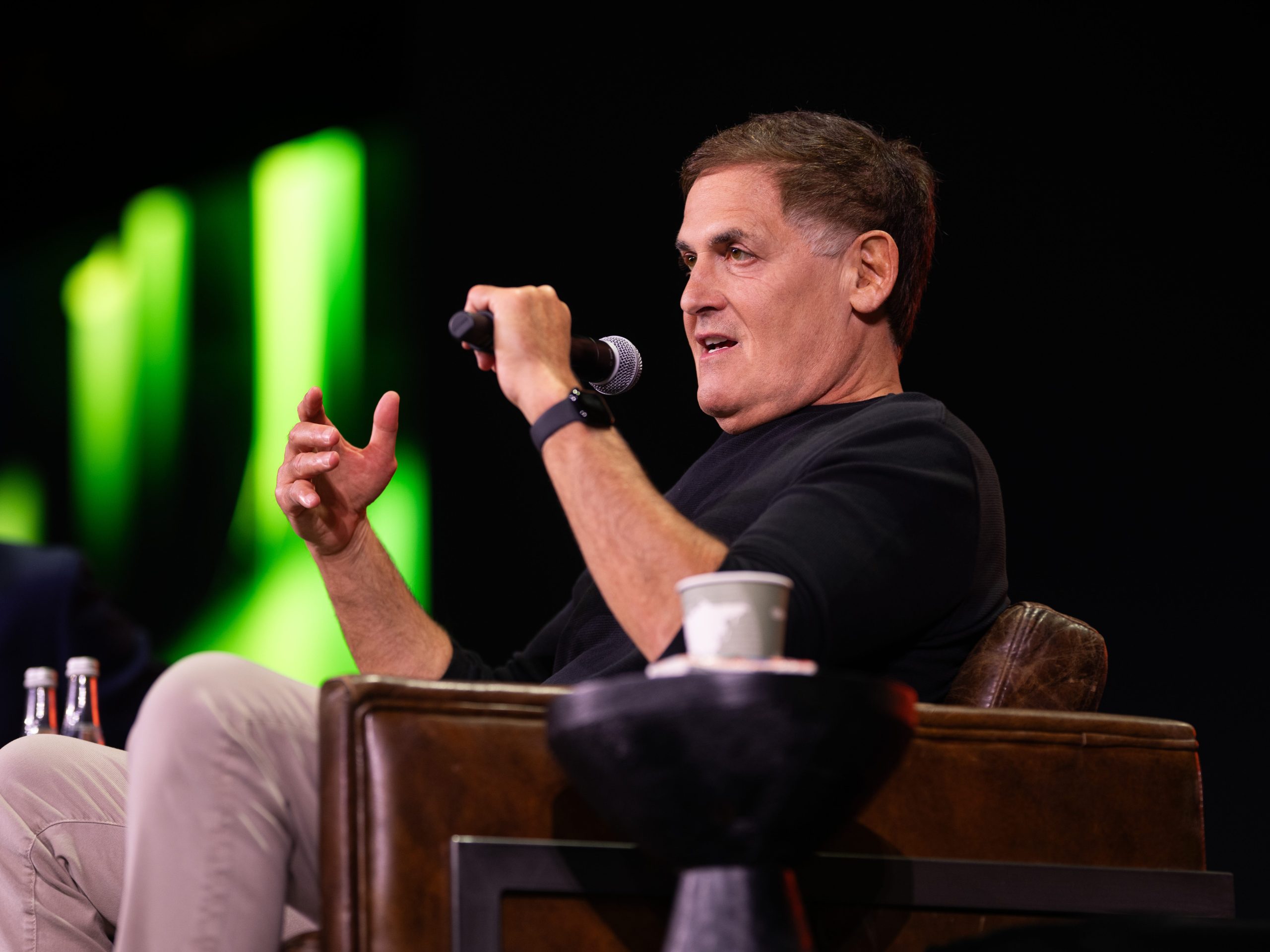 mark-cuban-baru-saja-mengikuti-gelombang-sora-2-openai-—-dan-dia-mendorong-penggemar-untuk-membuat-video-ai-tentang-dirinya