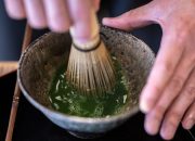 Gen Z mendefinisikan ulang ‘efek lipstik’ dengan matcha dan sepatu kets desainer