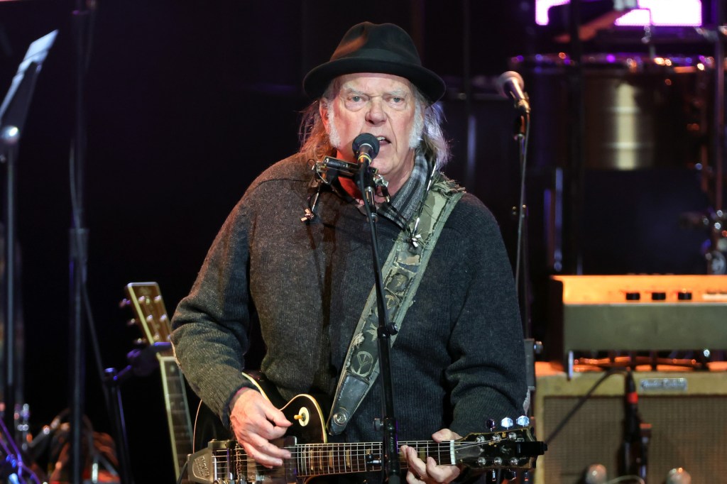 neil-young-mengatakan-dia-menarik-musiknya-dari-amazon:-‘bezos-mendukung-pemerintahan-ini’
