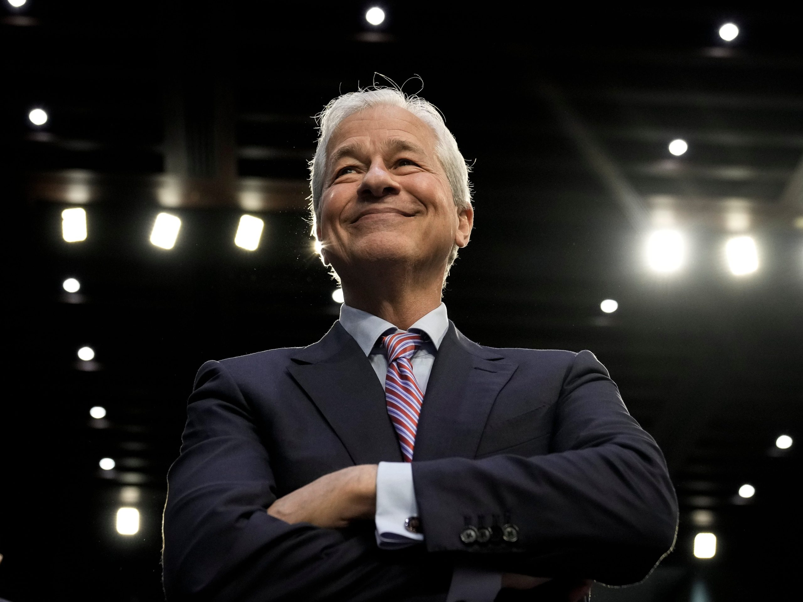 jamie-dimon,-ceo-jpmorgan-chase,-mengumumkan-investasi-sebesar-$1,5-triliun-selama-10-tahun-inilah-cara-dia-menjadi-bankir-miliarder-yang-ikonik.