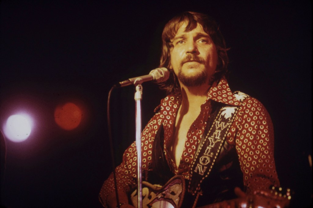waylon-jennings’-from-the-vaults-‘songbird’-melonjak-ke-10-besar-di-lima-tangga-lagu-billboard