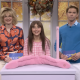 sabrina-carpenter-menjual-bantal-leher-menarik-di-sketsa-snl-shop-tv