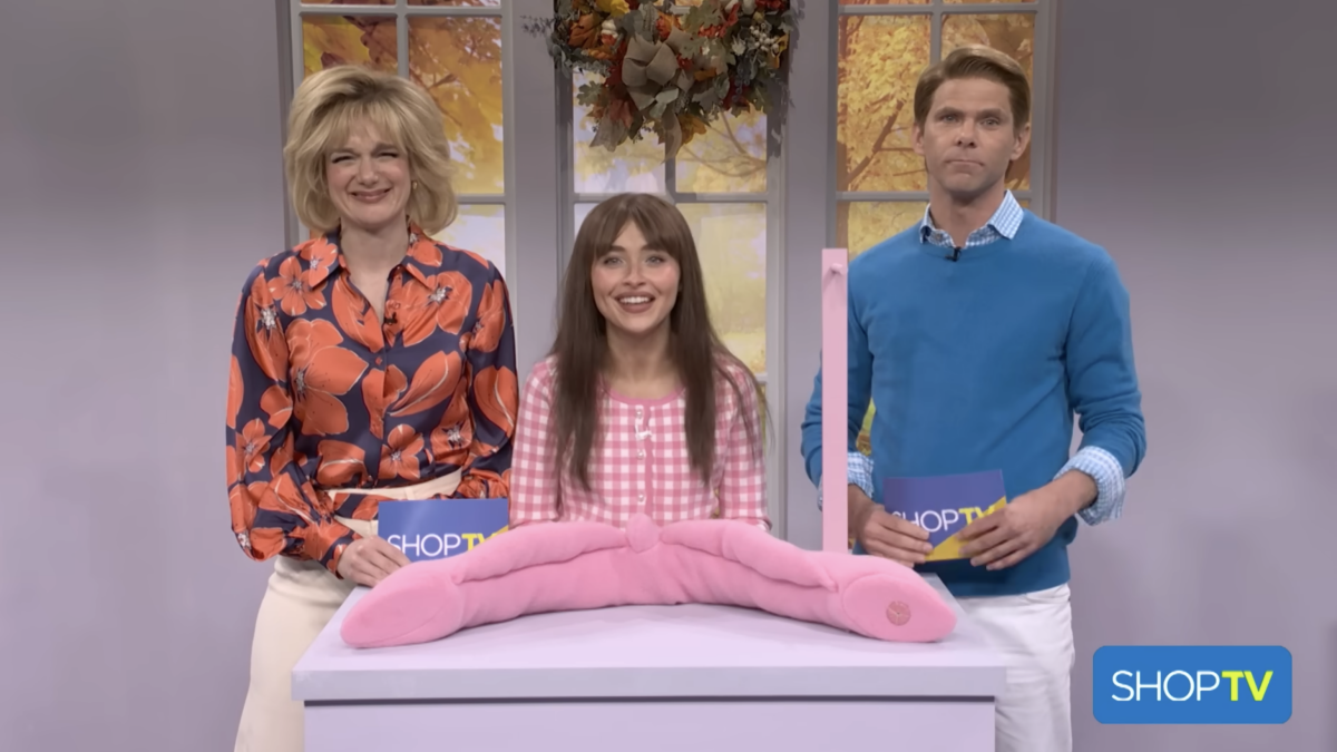 sabrina-carpenter-menjual-bantal-leher-menarik-di-sketsa-snl-shop-tv