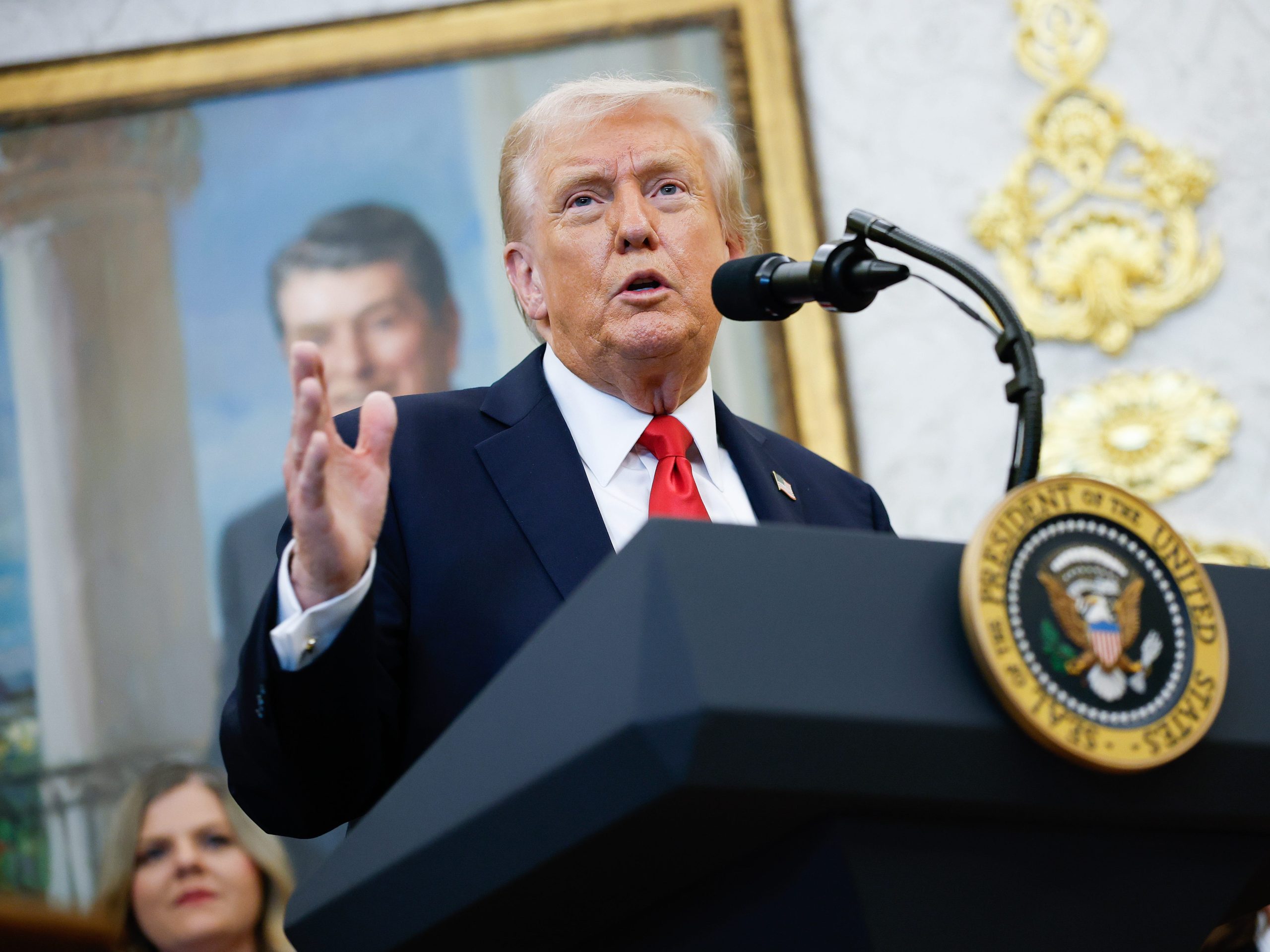 trump-setuju-untuk-memproses-lebih-banyak-klaim-pengampunan-pinjaman-mahasiswa-—-dan-mencegah-beberapa-peminjam-mendapatkan-tagihan-pajak-yang-besar-tahun-depan