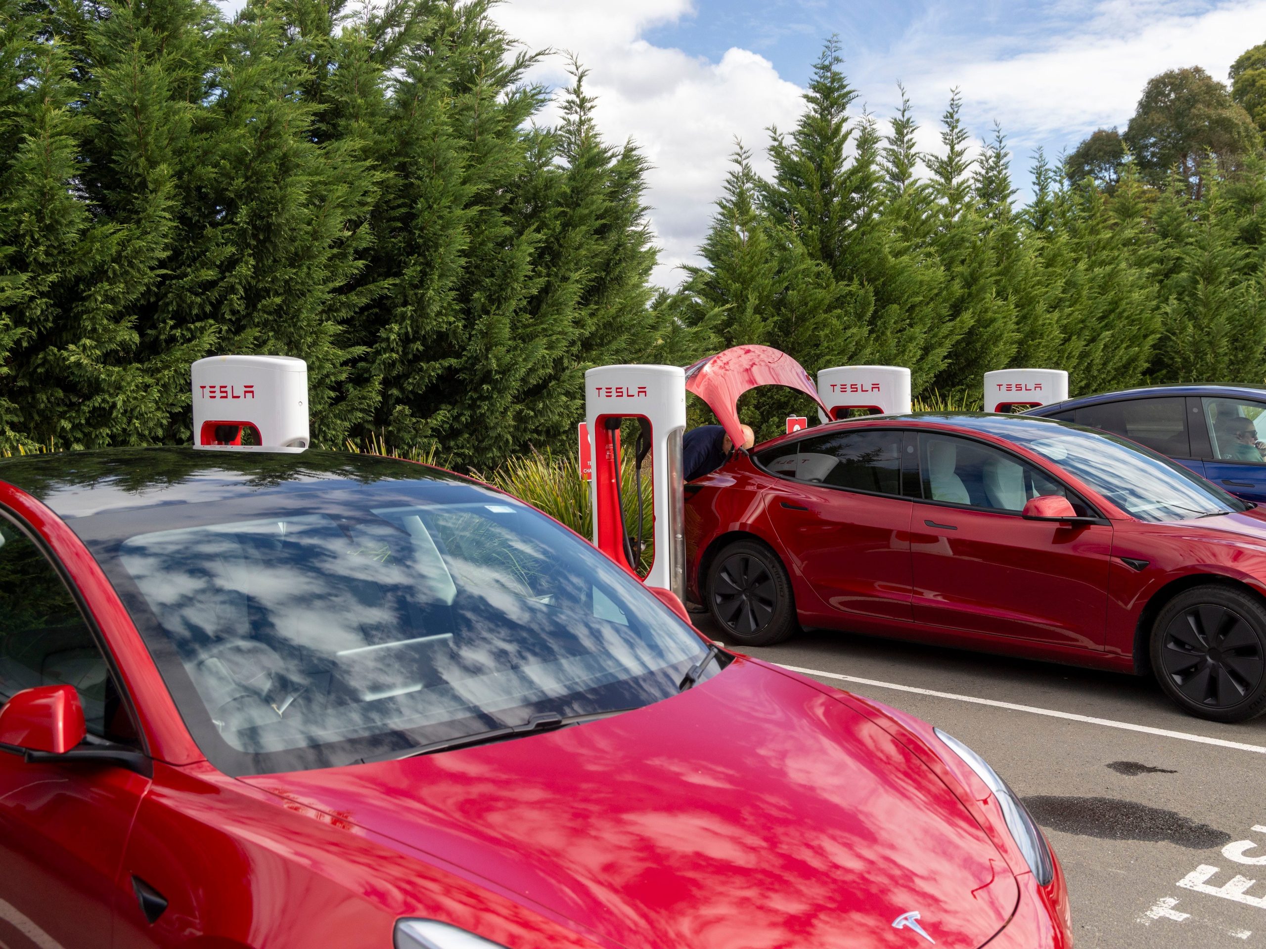 tesla-menarik-kembali-hampir-13.000-model-y-dan-model-3-karena-risiko-kehilangan-baterai-secara-tiba-tiba