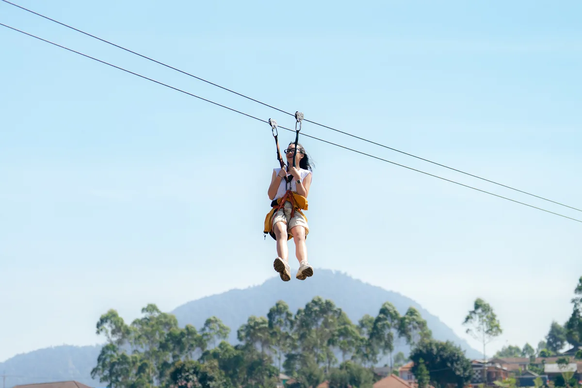 12-wahana-flying-fox-ekstrem-di-dunia,-ada-dari-indonesia!