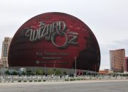 “Saham Sphere Melonjak 15% karena Tonggak Penjualan ‘The Wizard of Oz'”.