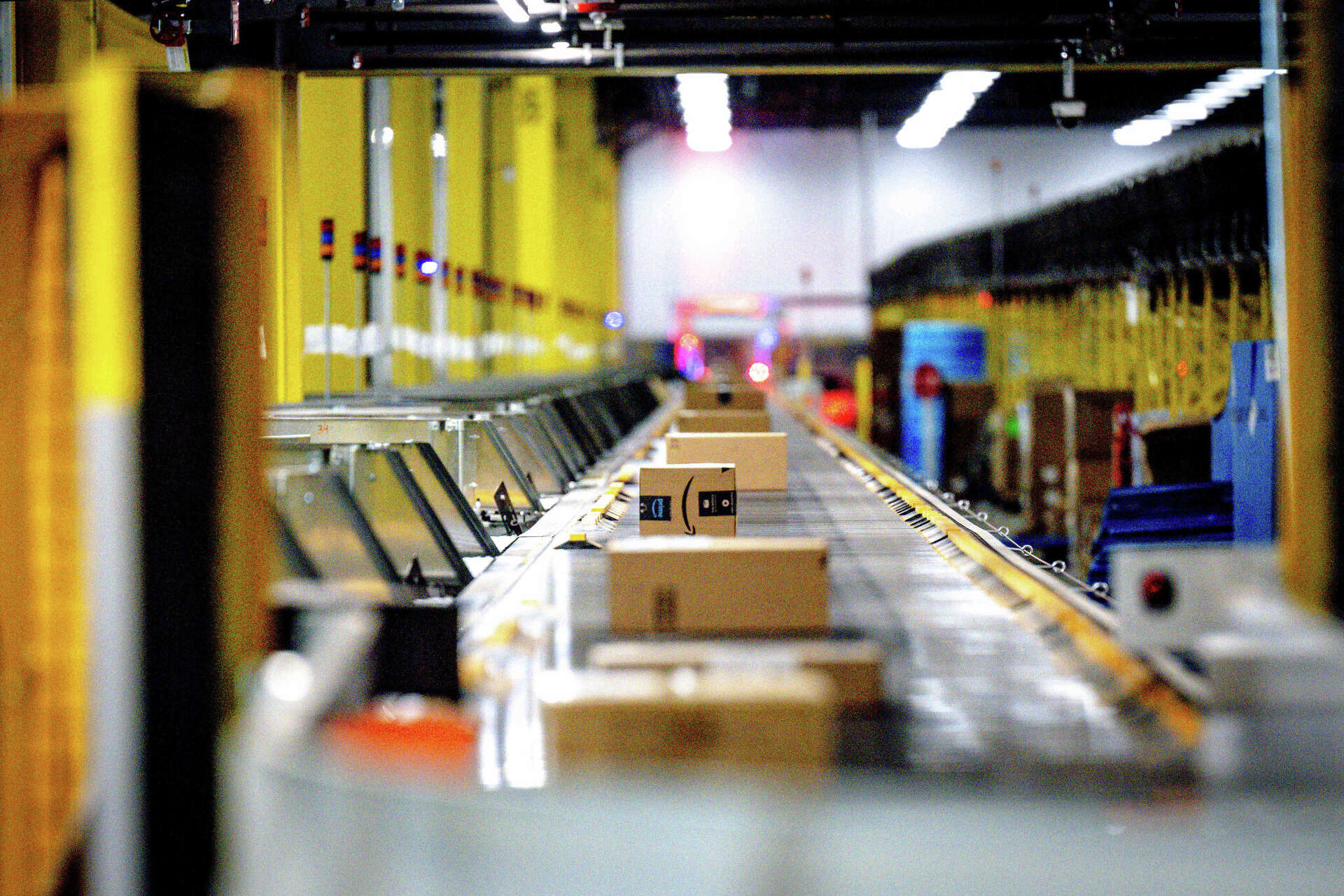 amazon-phk-30.000-karyawan,-terbesar-sejak-2022:-efek-otomatisasi-dan-efisiensi-ai