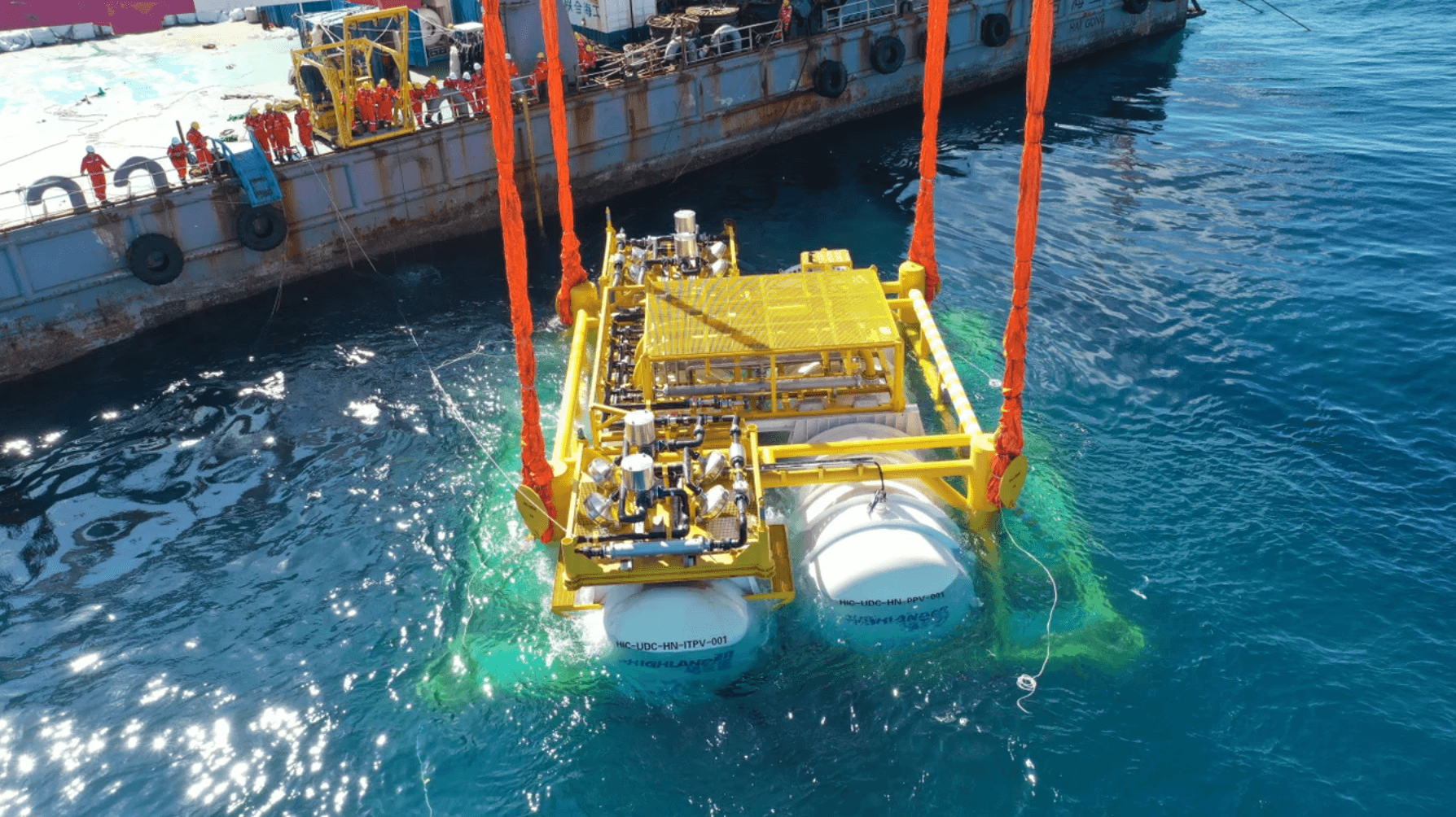 tiongkok-menyelami-pusat-data-bawah-laut-bertenaga-angin-pertama-di-dunia