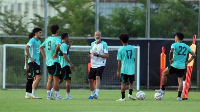 bonek-kecewa-persebaya-main-buruk-di-bri-super-league,-eduardo-perez-cuek