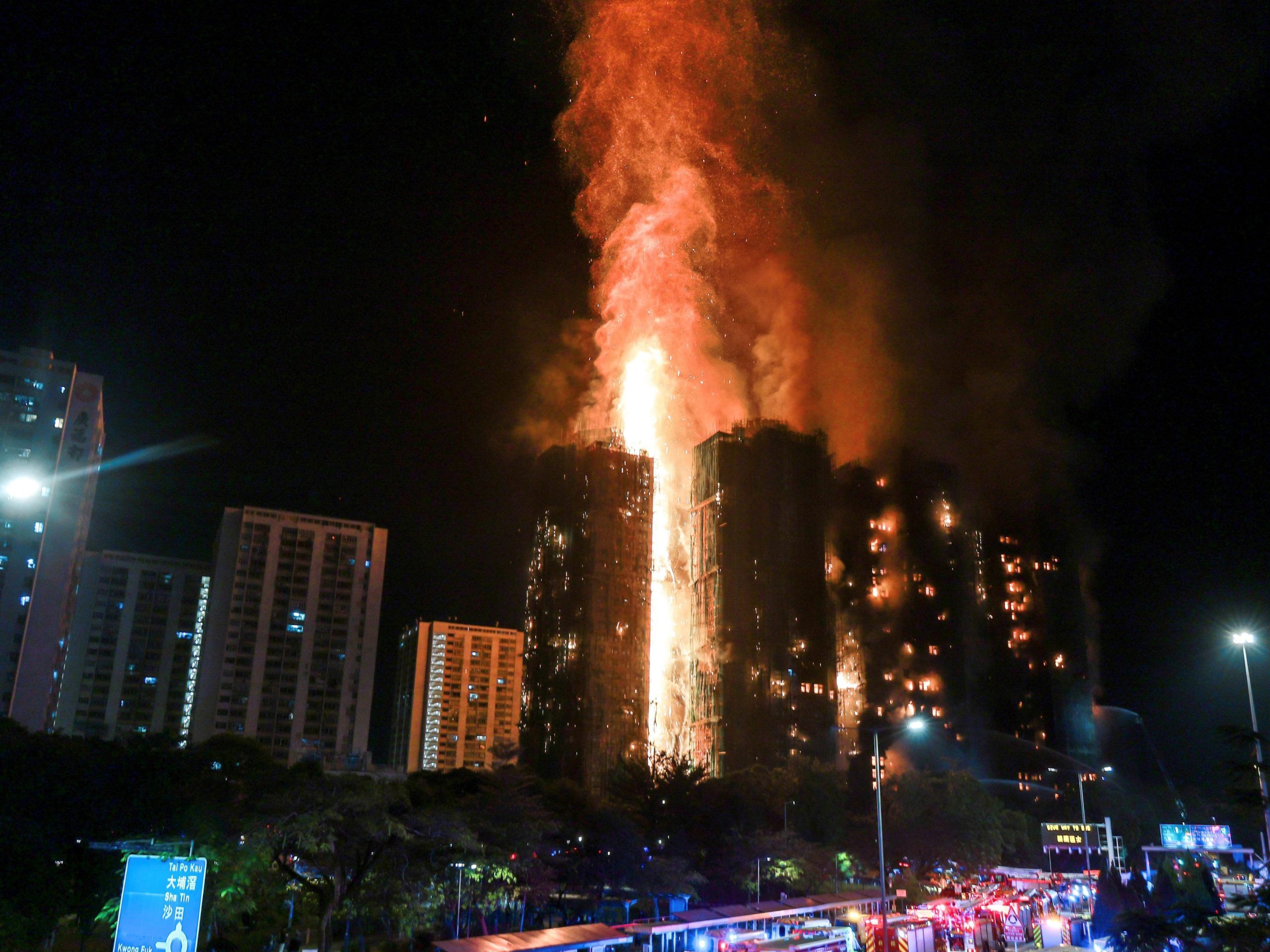 kebakaran-apartemen-mematikan-di-hong-kong-menewaskan-puluhan-orang,-dan-ratusan-lainnya-masih-hilang-ini-yang-terbaru.
