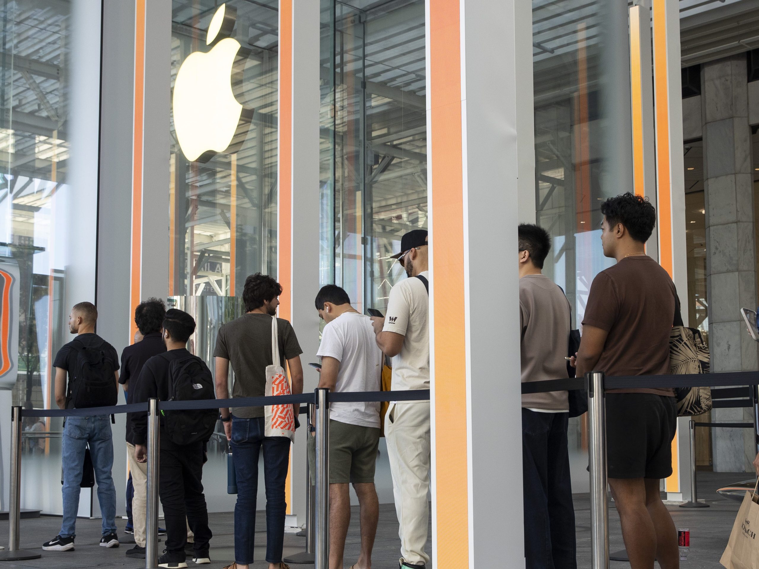 kesuksesan-iphone-17-membuat-apple-siap-mengambil-alih-gelar-yang-belum-pernah-dipegangnya-selama-lebih-dari-satu-dekade