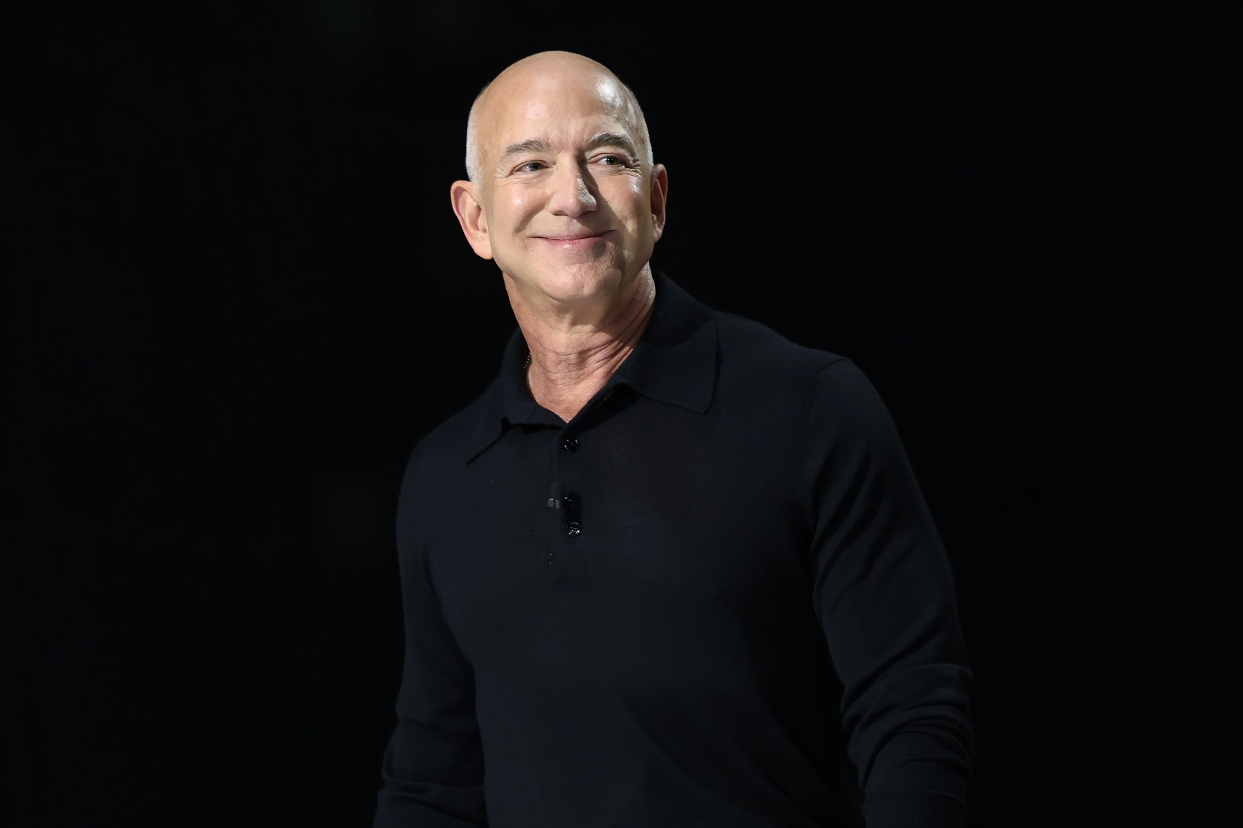 usaha-ai-baru-jeff-bezos-secara-diam-diam-mengakuisisi-startup-komputasi-agen