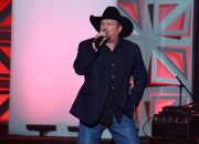 Inside the Machine: Garth Brooks Menguraikan Strategi, Suara & Skala Comeback di Livestream Baru