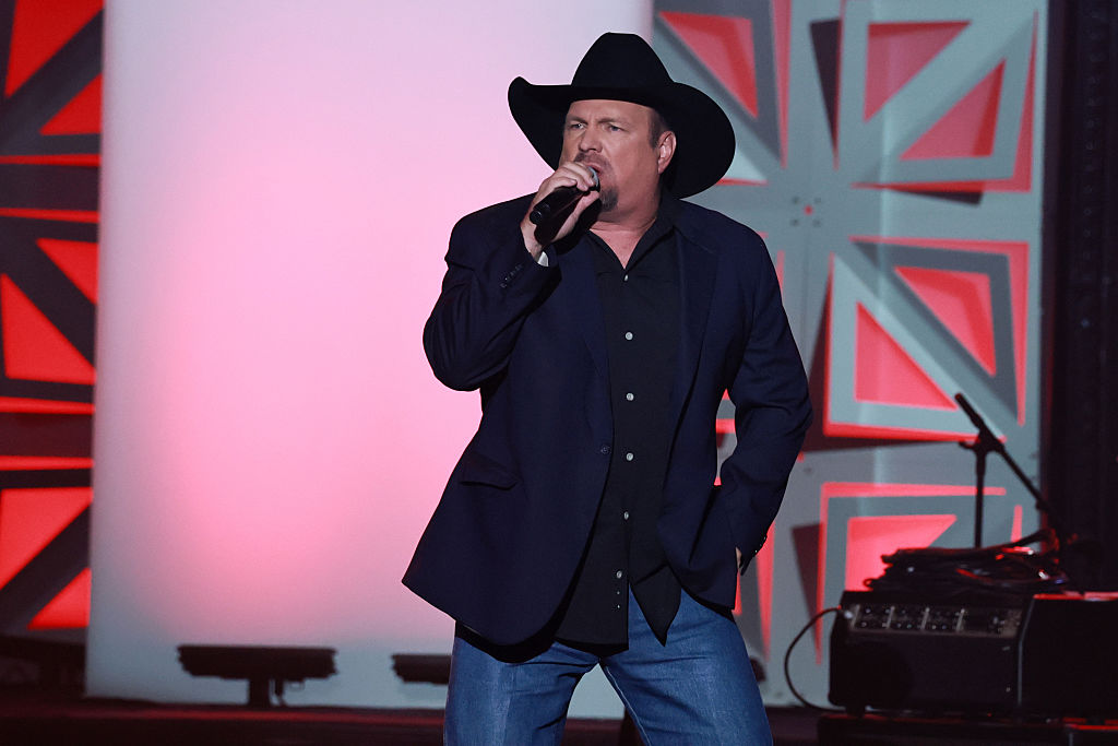inside-the-machine:-garth-brooks-menguraikan-strategi,-suara-&-skala-comeback-di-livestream-baru