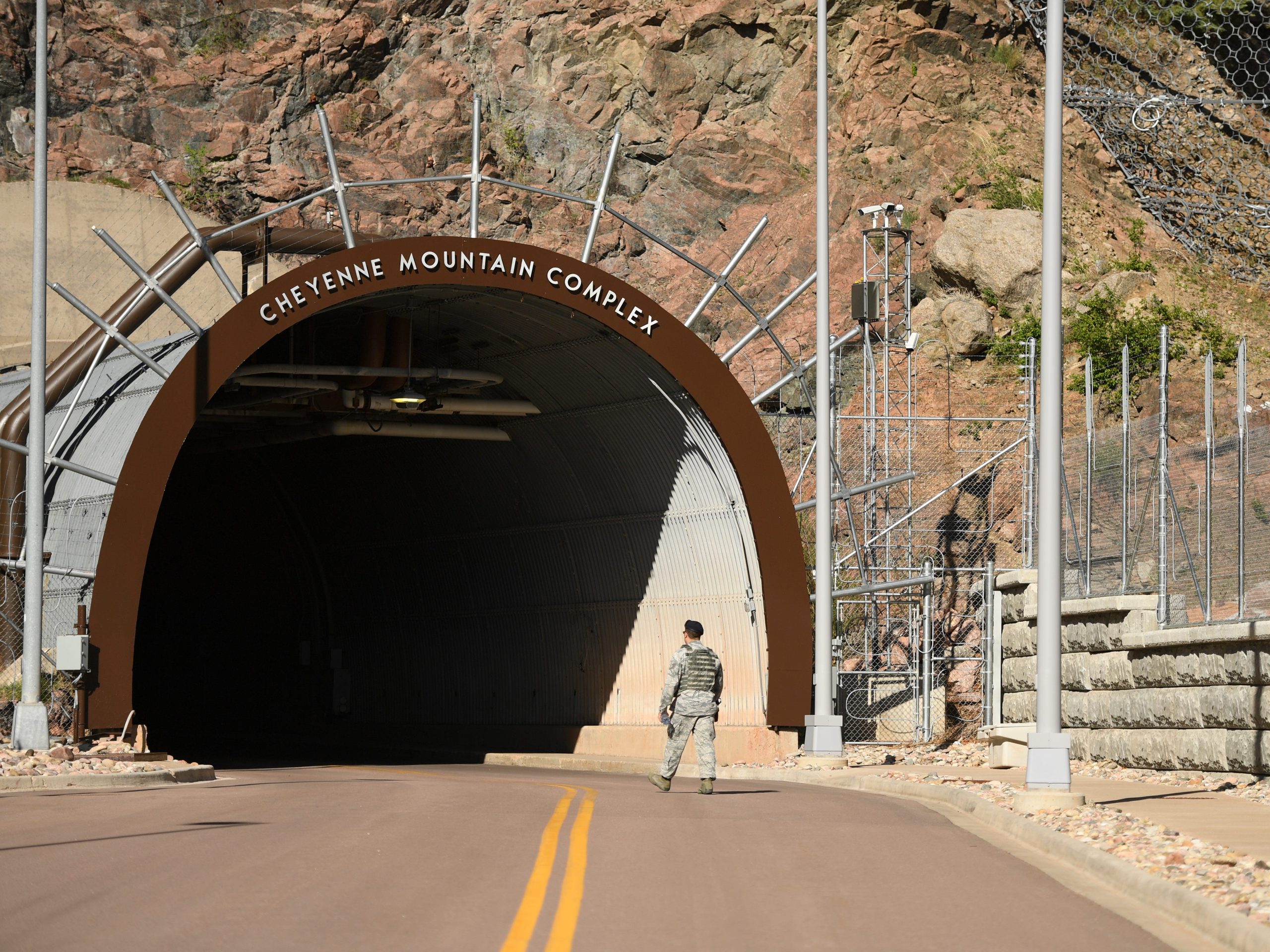 sebuah-bunker-nuklir-perang-dingin-terkubur-jauh-di-dalam-gunung-colorado-lihat-ke-dalam-kompleks-gunung-cheyenne.