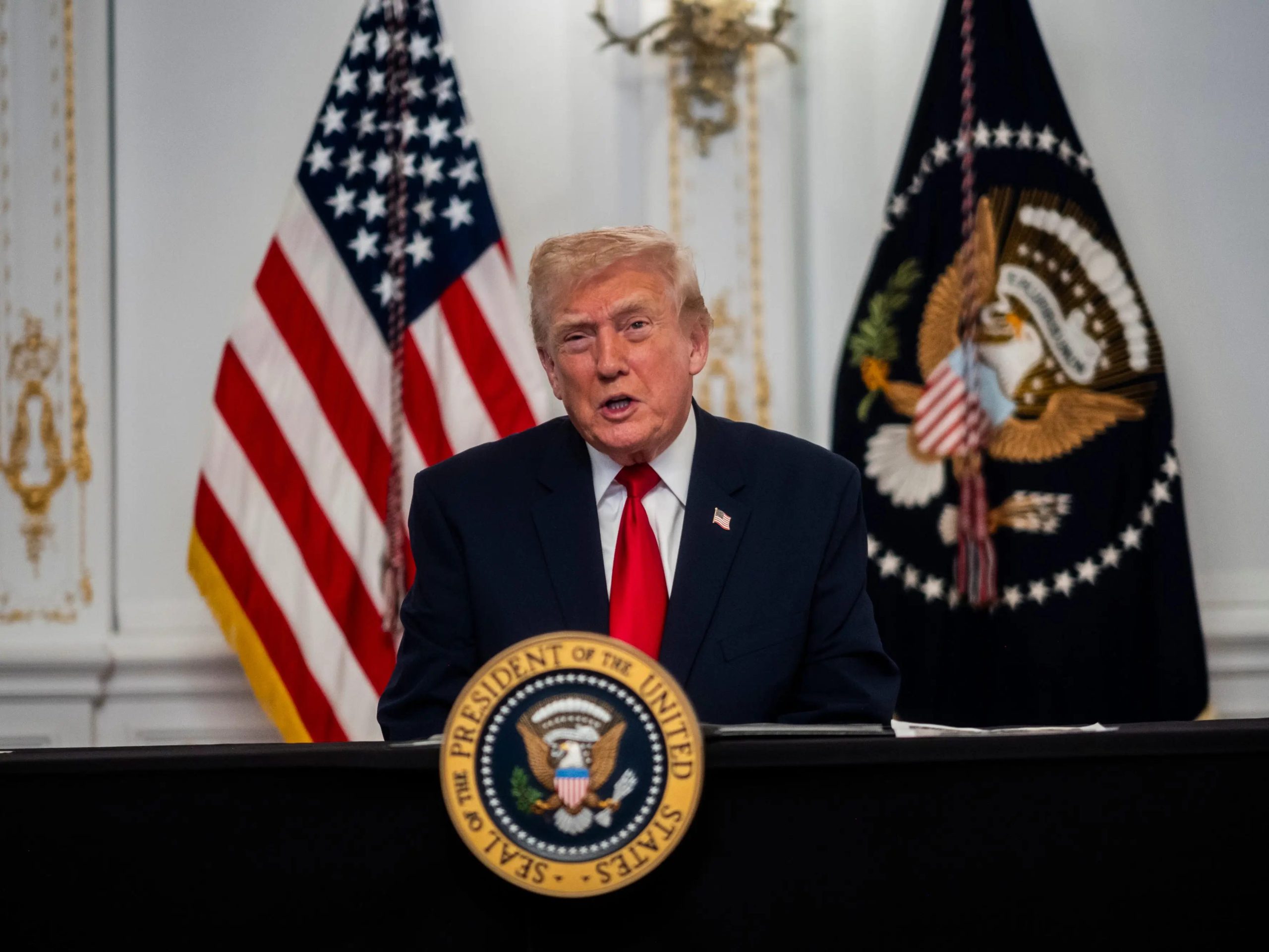 pertimbangkan-wilayah-udara-‘di-atas-dan-di-sekitar’-venezuela-ditutup,-trump-memperingatkan-maskapai-penerbangan