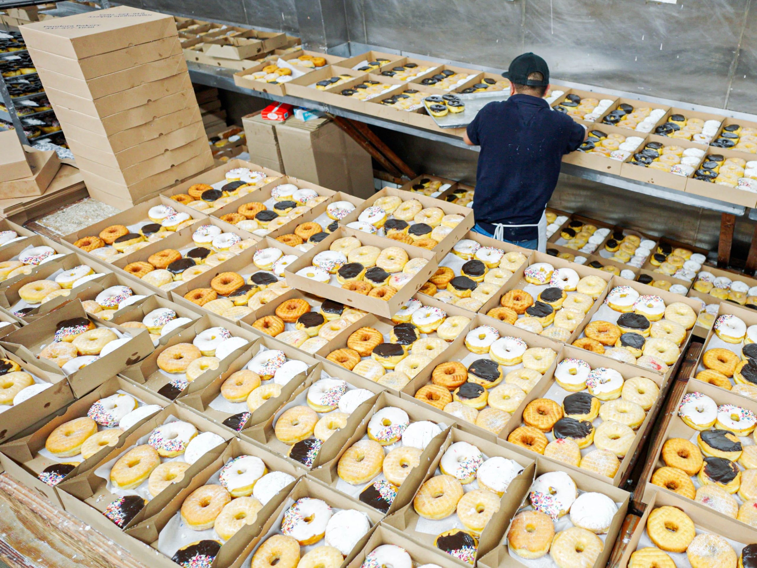 di-dalam-pabrik-tempat-gerobak-makanan-nyc-mendapatkan-bahan-bahan