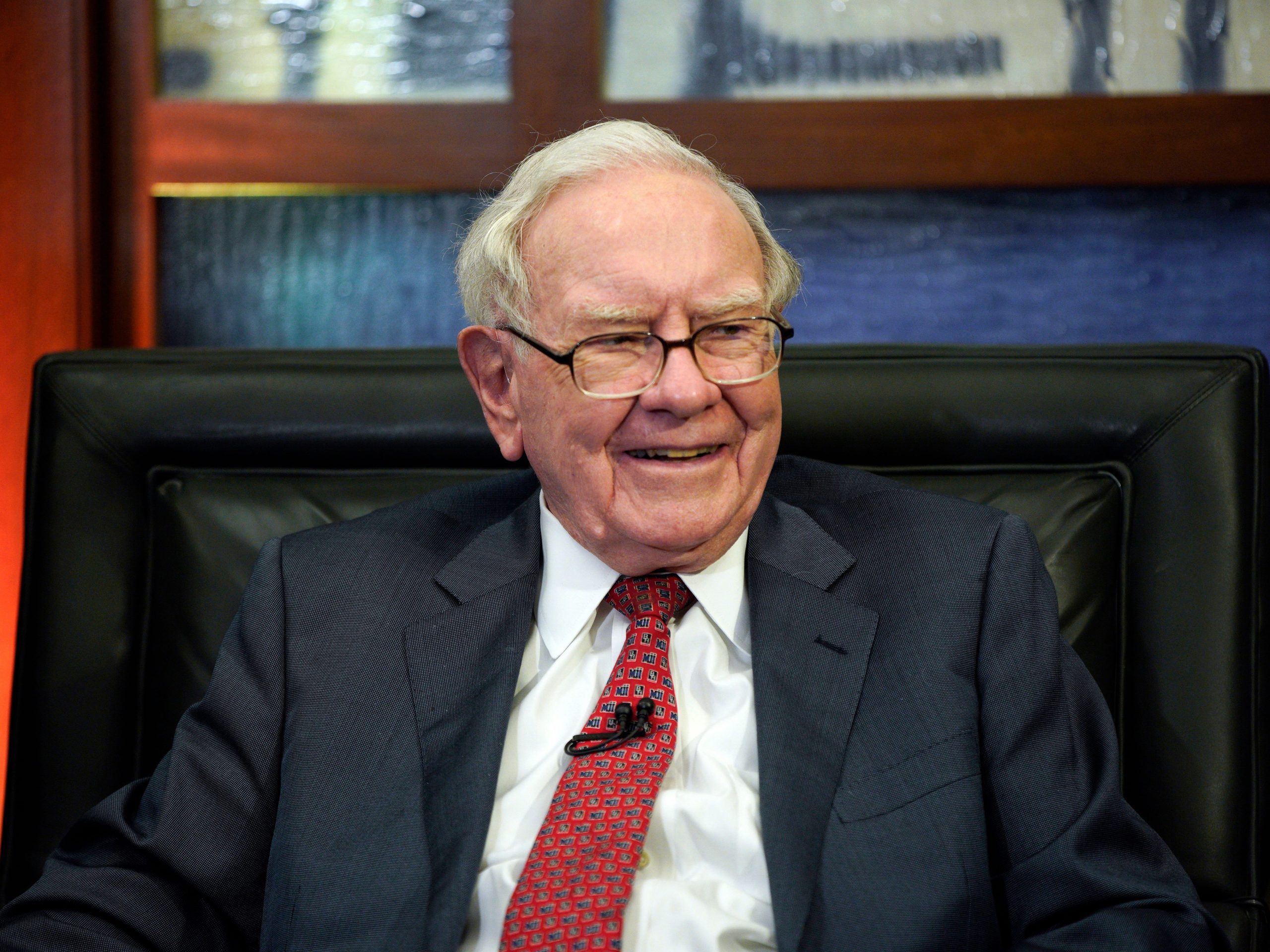 berkshire-hathaway-dari-warren-buffett-menguangkan-saham-senilai-$6-miliar-lainnya-pada-kuartal-kedua-terakhirnya-sebagai-ceo