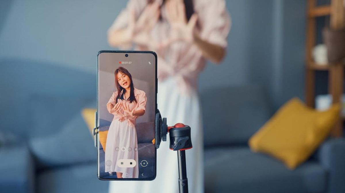 komdigi-kaji-wajib-sertifikasi-influencer-sebelum-ngonten,-bakal-jadi-aturan-baru?
