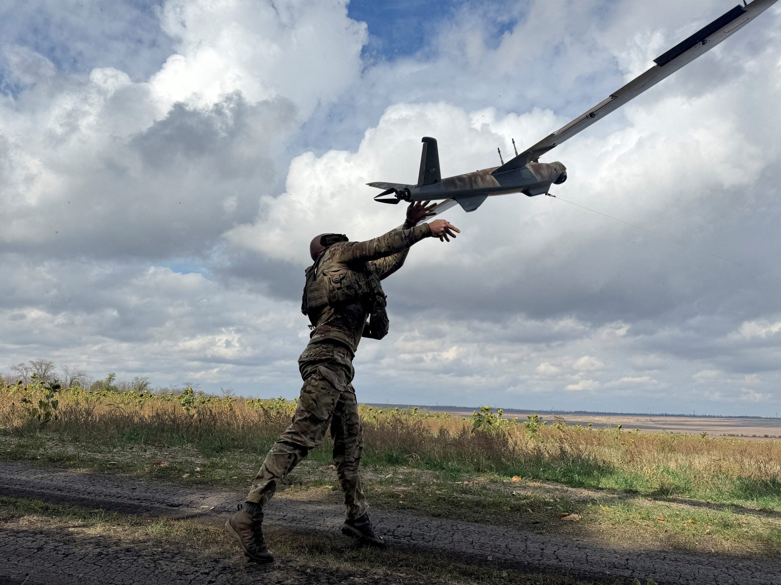 lonjakan-jumlah-drone-ukraina-dan-rusia-dengan-jangkauan-lebih-jauh-memperluas-‘zona-pembunuhan’-di-garis-depan