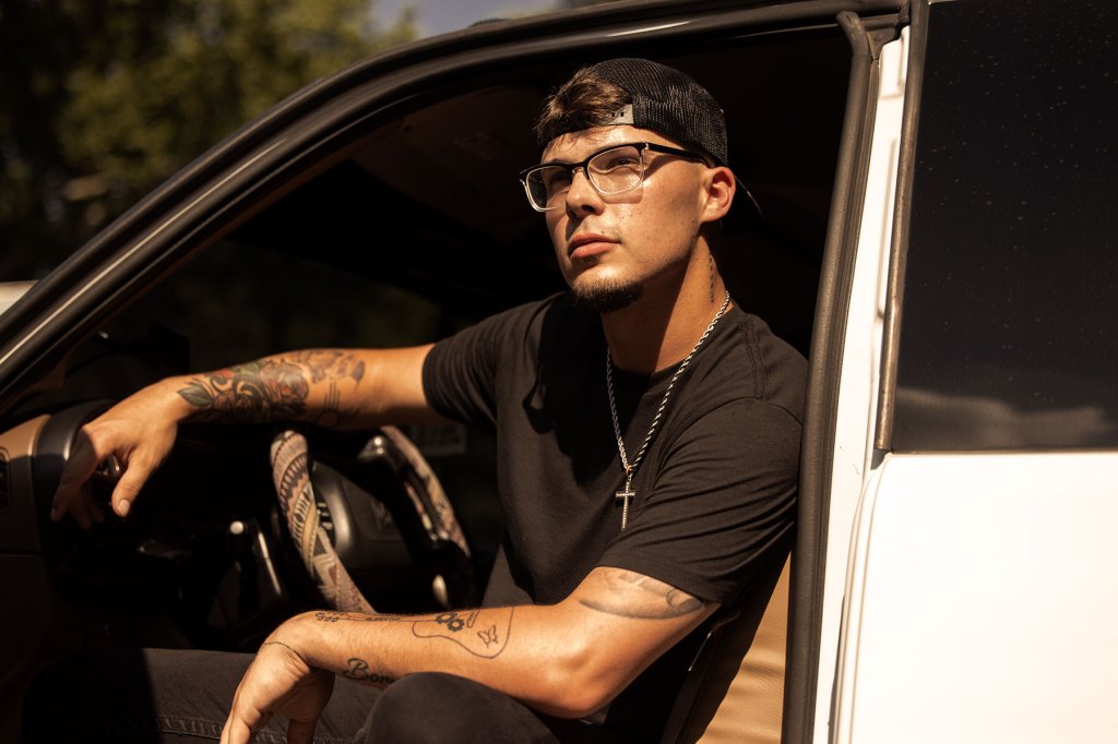 chase-matthew-mencetak-no.-1-pertamanya-di-country-airplay-chart-dengan-‘darlin’-‘
