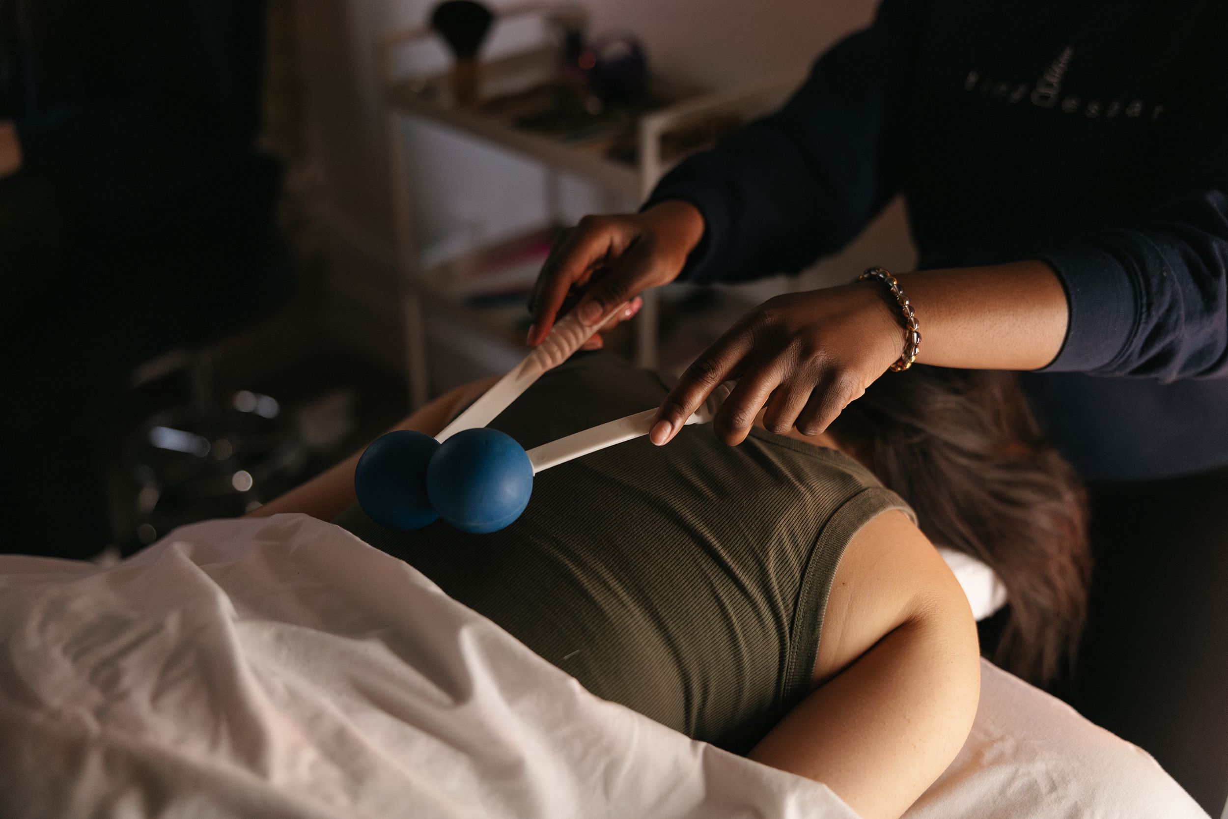 pemeriksaan-kutu,-kerajinan-tangan,-dan-disentuh-oleh-orang-asing:-di-dalam-spa-asmr-role-playing