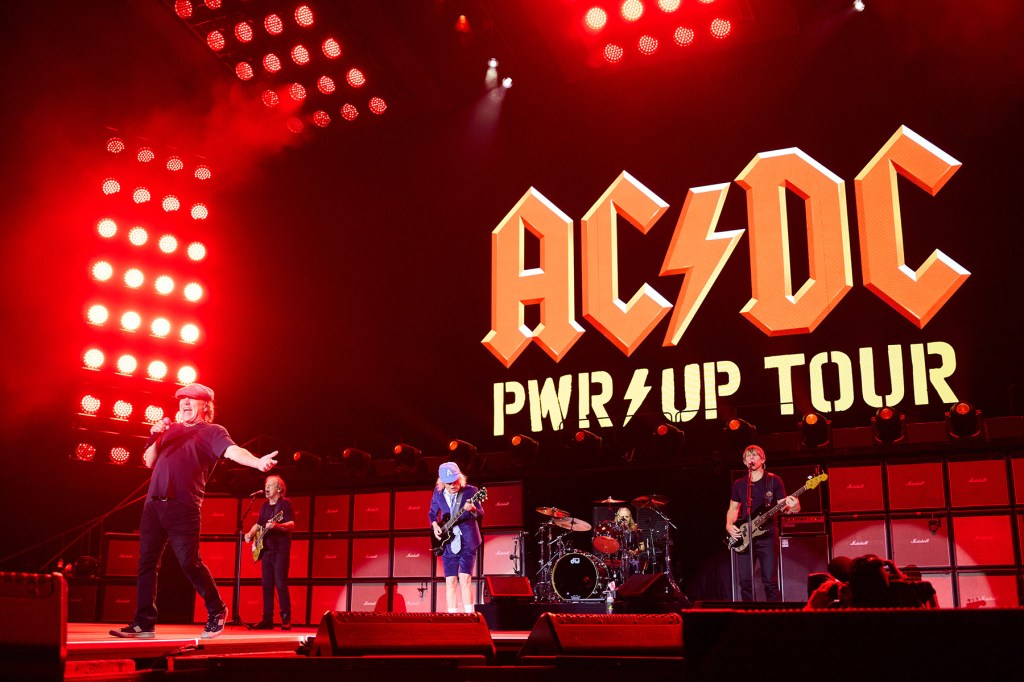 ratusan-bagpiper-cetak-rekor-dunia-dengan-cover-ac/dc-‘it’s-long-way-to-the-top’