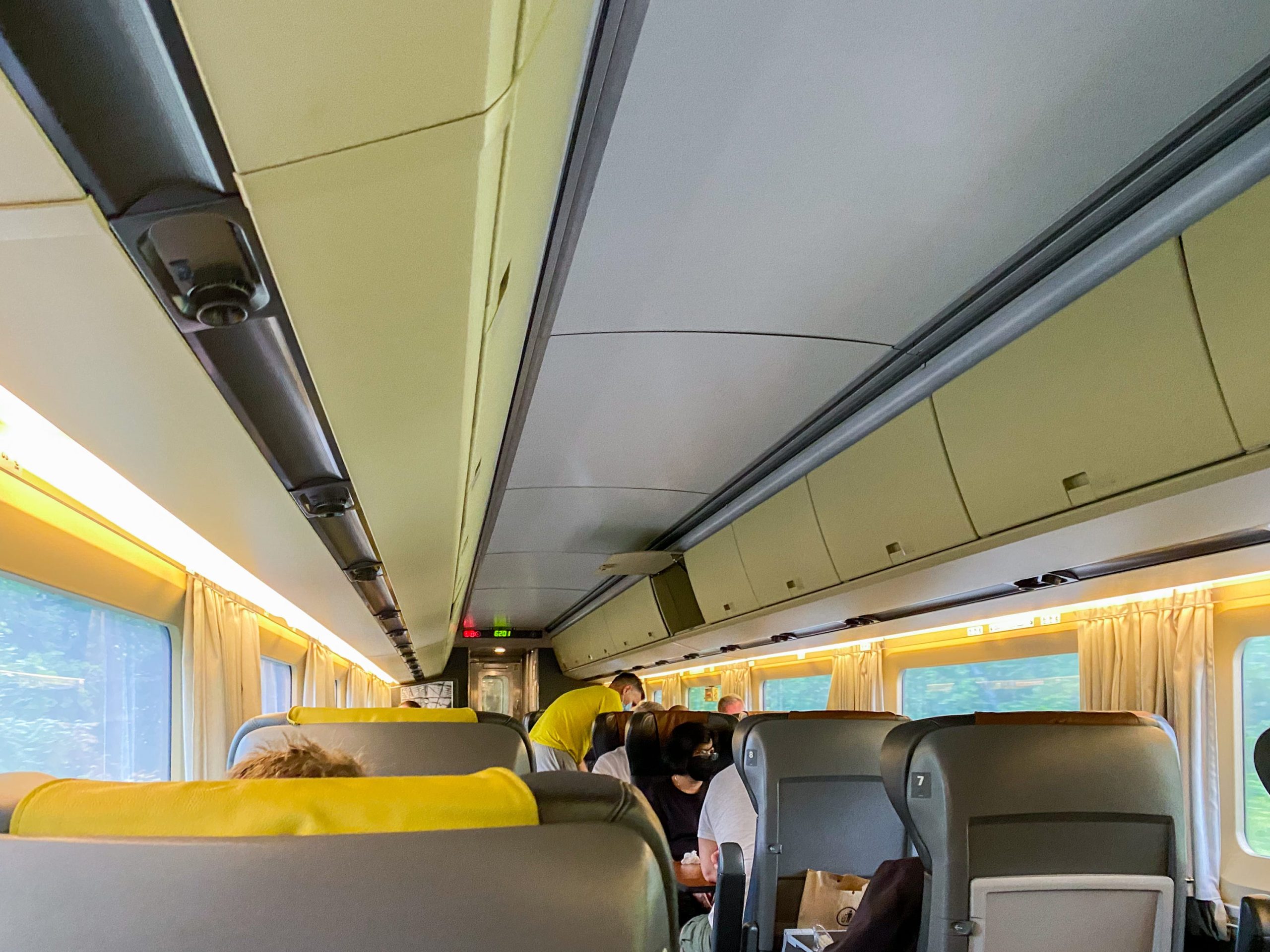 saya-menghabiskan-6-jam-di-kelas-bisnis-di-kereta-kanada-seharga-$200-lebih-mewah-dari-kereta-amtrak-di-as.