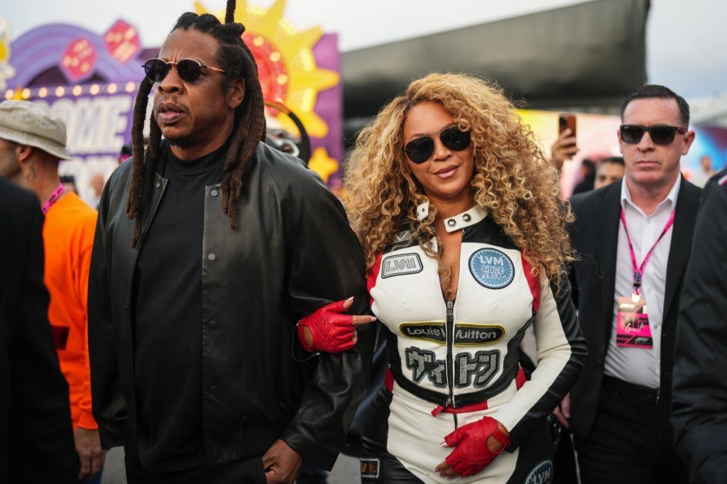 beyonce-membuat-penampilan-kejutan-di-grand-prix-f1-las-vegas-bersama-jay-z