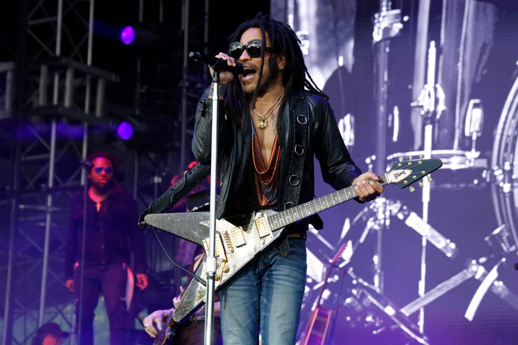lenny-kravitz-mengatakan-penggemar-merobek-rambut-gimbalnya-selama-konser-brisbane