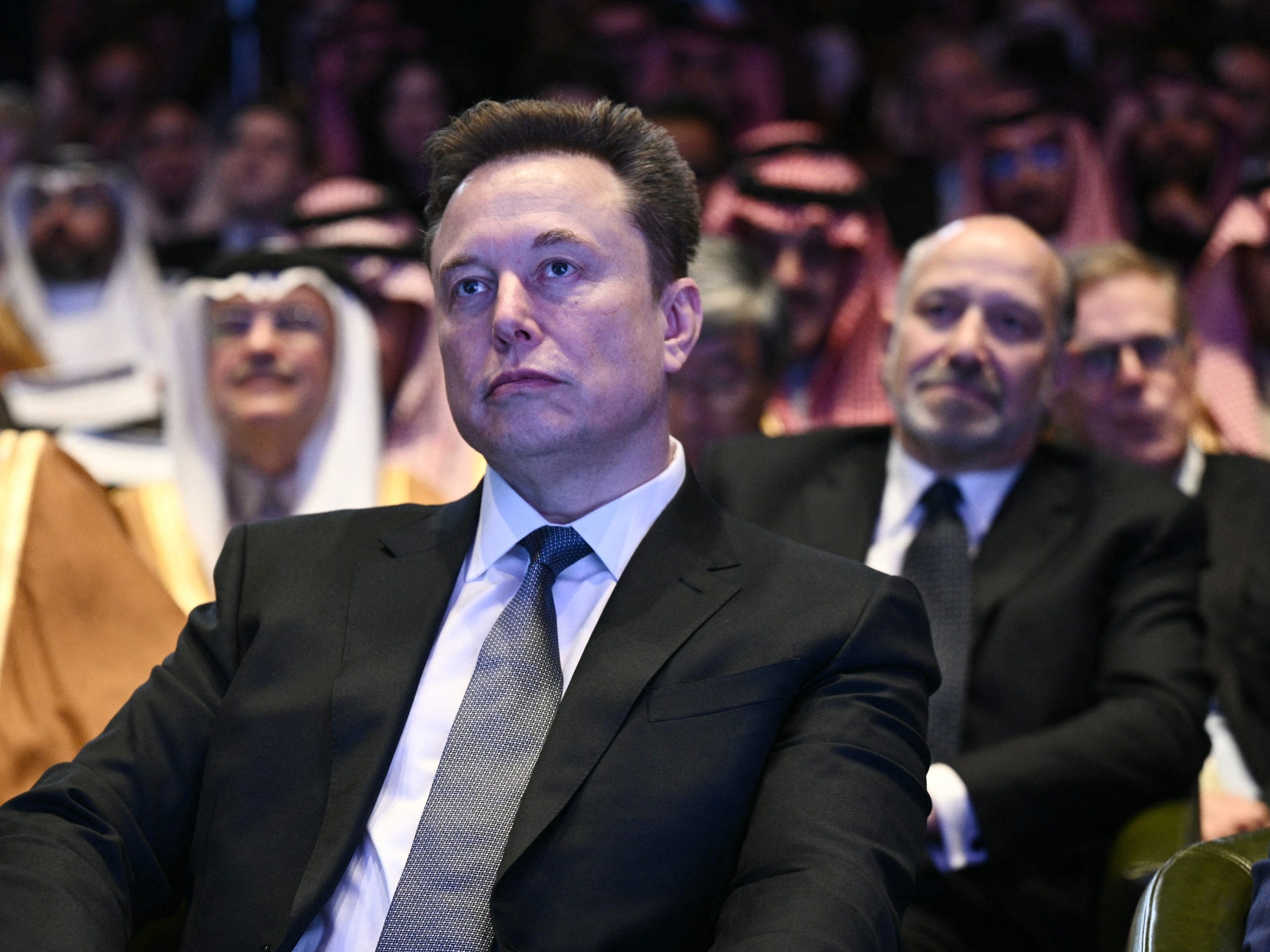 ceo-gm-mengatakan-dia-secara-pribadi-memberi-tahu-biden-bahwa-musk-dan-tesla-pantas-mendapatkan-lebih-banyak-pujian-untuk-kendaraan-listrik-di-as-setelah-penolakan-gedung-putih