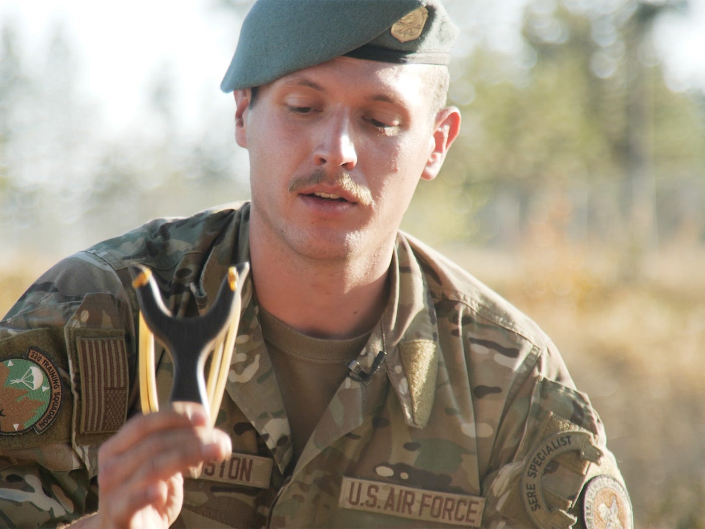 setiap-alat-yang-dibawa-oleh-spesialis-kelangsungan-hidup-angkatan-udara-ke-alam-liar