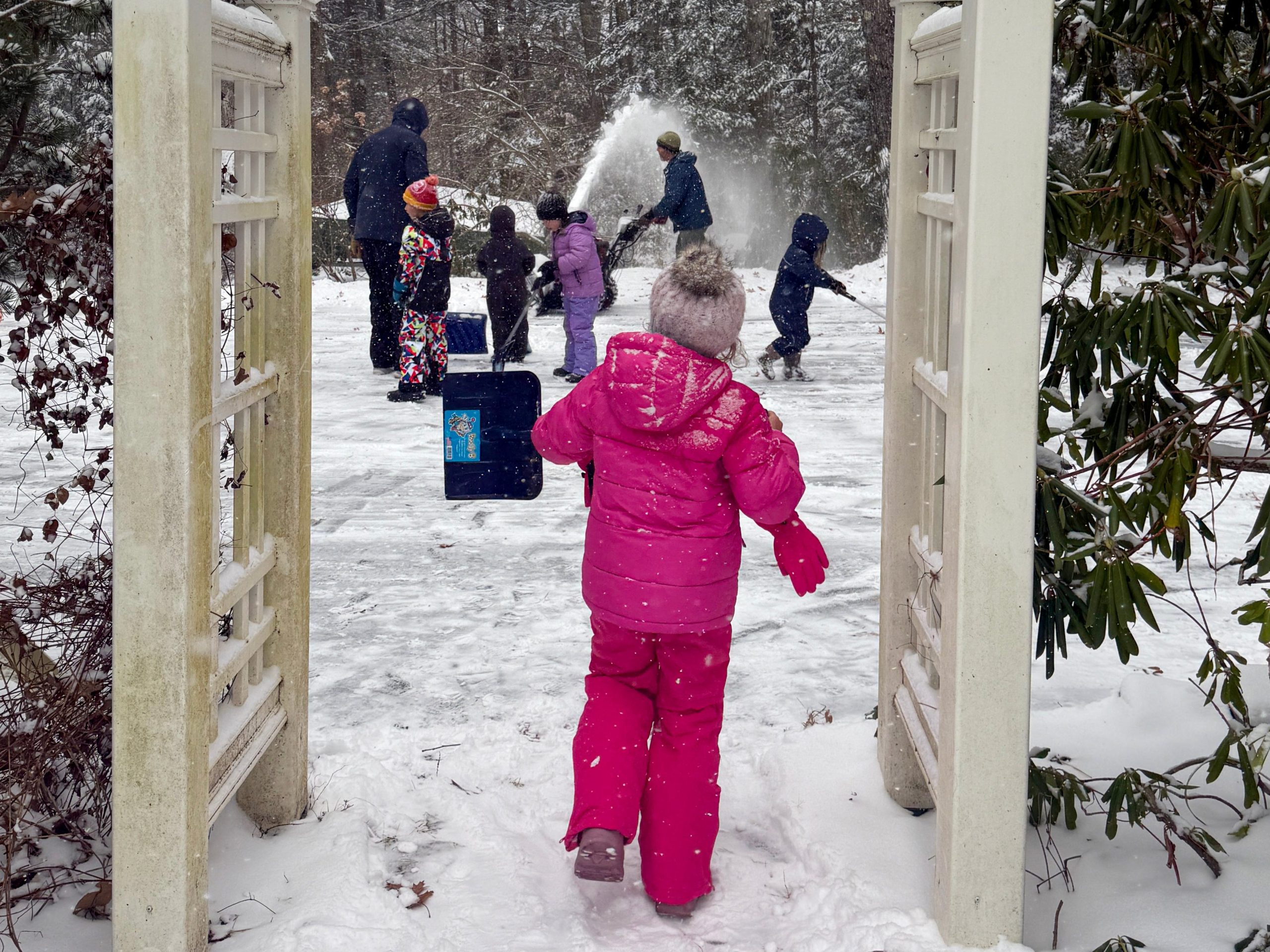 saya-mendapatkan-anak-anak-saya,-semuanya-berusia-7-tahun-ke-bawah,-melalui-telepon-rumah-mereka-mengundang-teman-teman-di-hari-bersalju-tanpa-bantuan-saya,-dan-saya-sangat-senang.