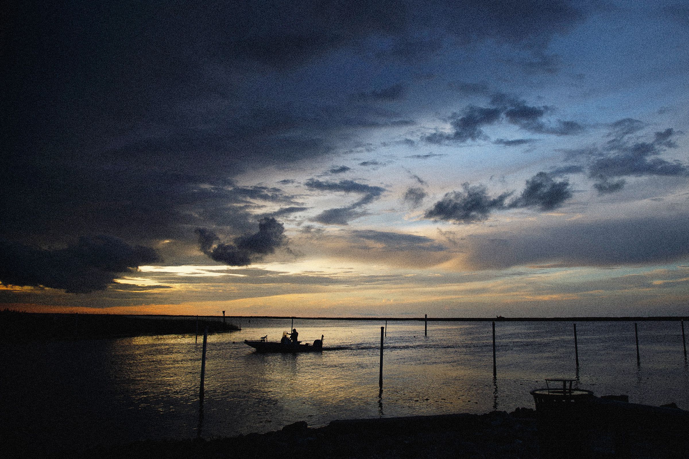 departemen-margasatwa-dan-perikanan-louisiana-menahan-orang-karena-ice