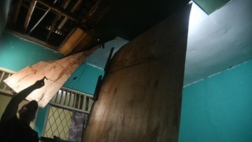 hujan-picu-longsor,-satu-rumah-di-bandung-ambruk-dan-4-orang-terluka