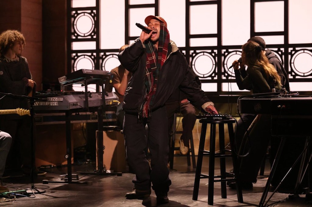 dijon-membuat-debut-‘snl’-dengan-band-besar-yang-menampilkan-justin-vernon-dari-bon-iver:-tonton